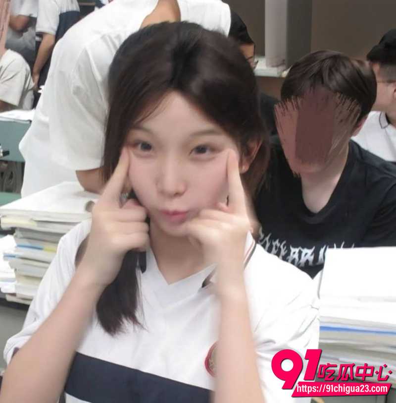 广东顺德容山学妹梁欣莹泄密 3