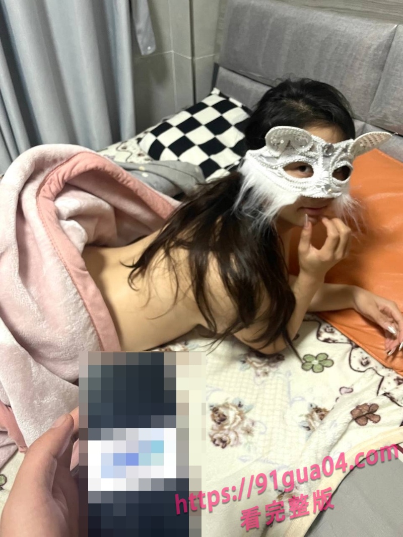 出差归来与女友重逢她一边说不要 一边又忍不住贴过来！