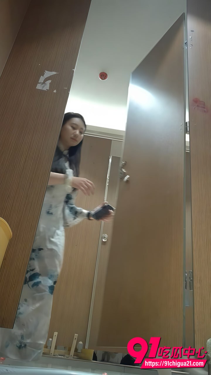 大神偷拍学妹上厕所精彩瞬间3