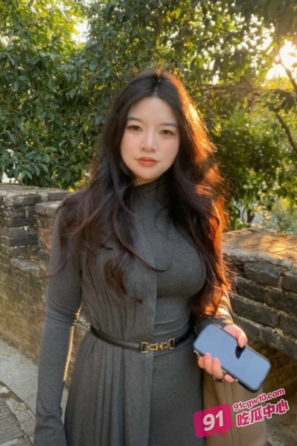 已婚肥臀骚熟女 被绿帽老公带出来3P 左右开弓激情吃屌 全程记录淫荡至极 配图2