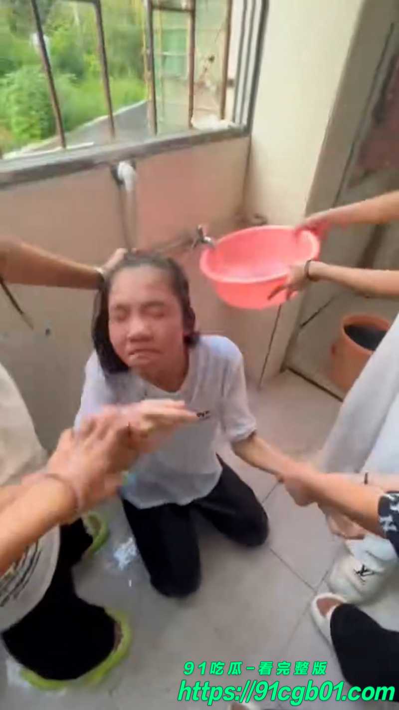 广西梧州市苍梧县石桥中学八名女生围殴一名女生网页素材5素材水印版 广西梧州市苍梧县石桥中学八名女生围殴一名女生网页素材5素材水印版