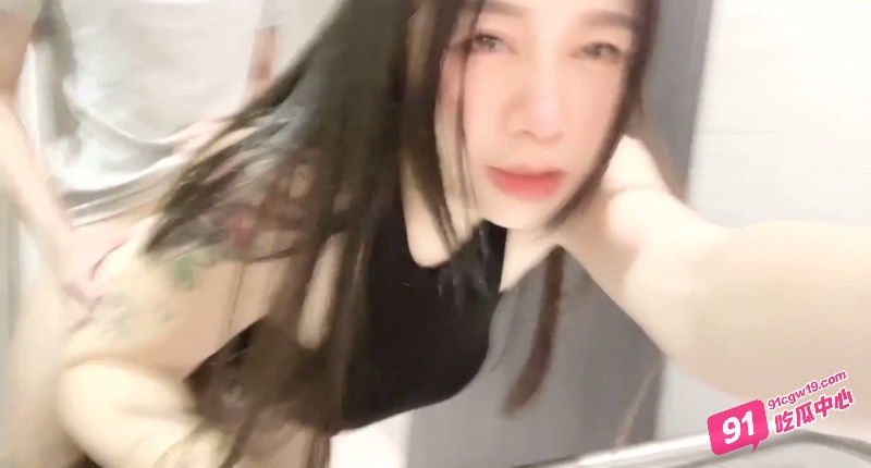台湾风韵爆乳尤物嫚嫚 大街上勾搭路人公厕野战！