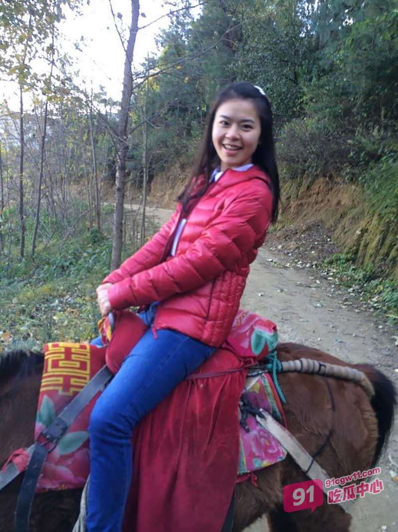 苏州中铁建筑公司老板 包养年轻妹子当情妇 母狗被压在身下猛操嫩穴 叫声极度淫荡~ 配图