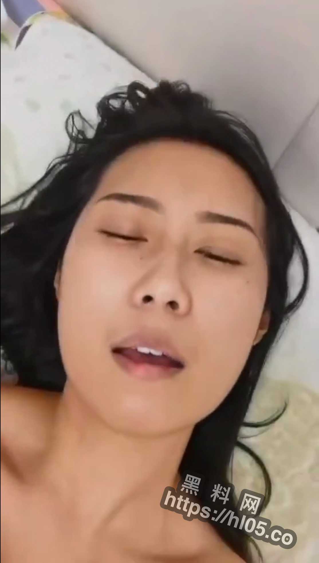【全网独家】内蒙古赤峰已婚少妇常春雨勾引老公的兄弟，自慰用塑料袋替作避孕套