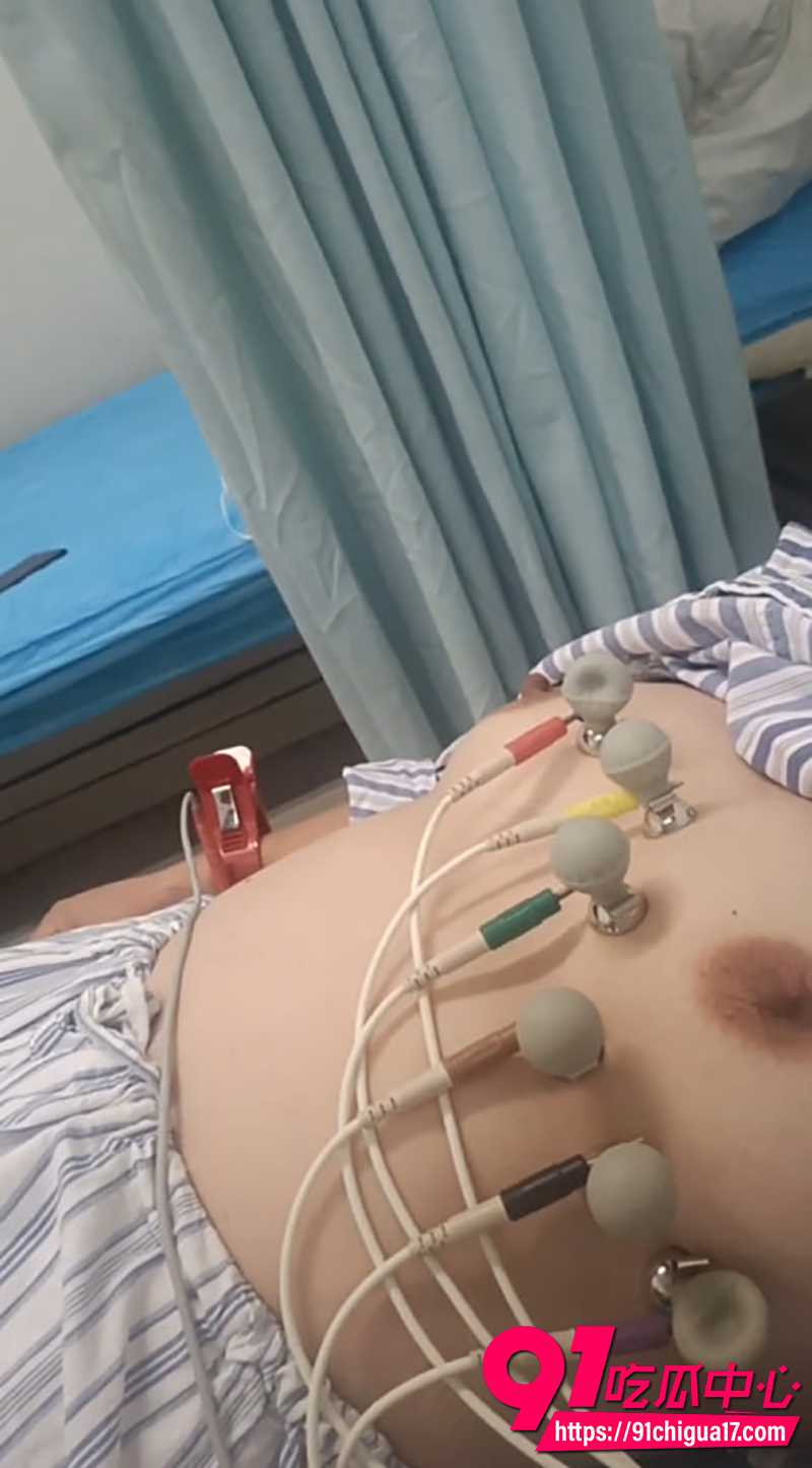 医院重磅偷拍 无良医生心电图室偷拍少妇熟女极品美乳!