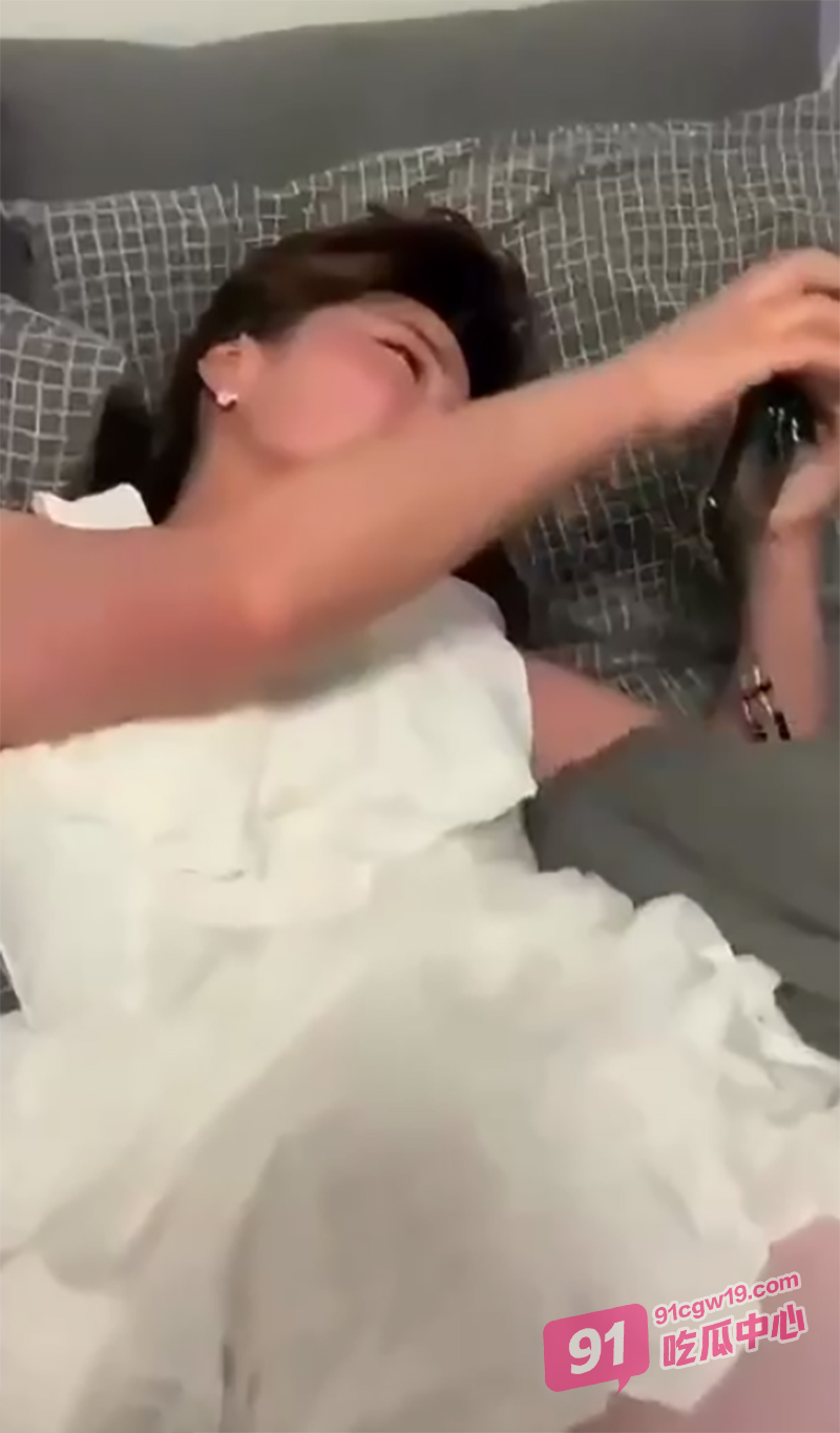 买醉的人妻水更多~寂寞少妇遇到舔狗小哥 爱情的火花滋滋滋!