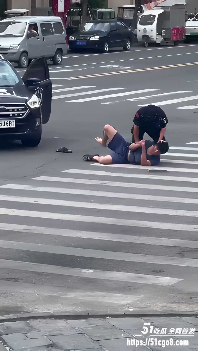 河南郑州男子无故砸车3