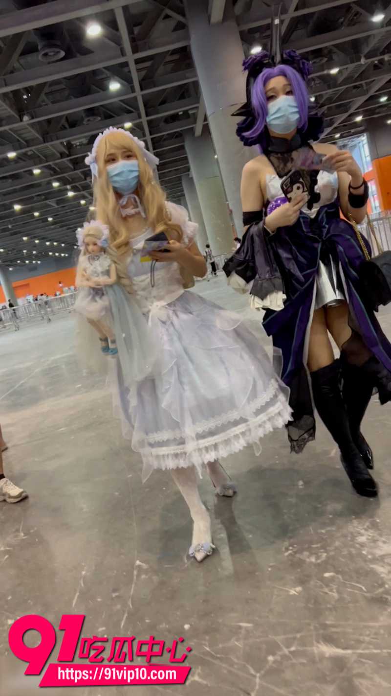 抄底大神最新作品 漫展尾随偷拍光与夜之恋女coser 美女裙底蕾丝内裤直接走光