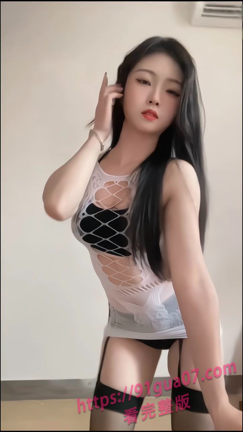 抖音网红小邹很哇噻热舞视频 妩媚眼神让人移不开眼 配图5