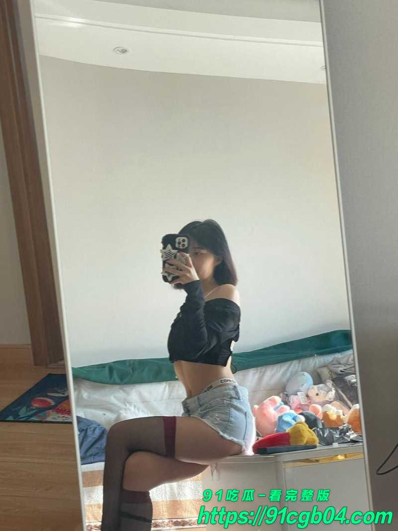 推特极品嫩妹uu宝定制福利 外表清纯如邻家小萝莉 私下却是个彻头彻尾的反差小母狗