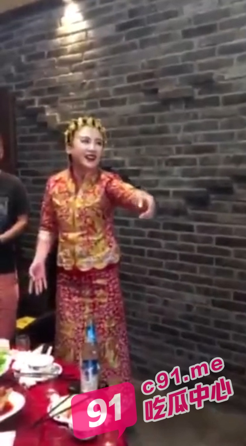 婚俗恶搞事件 结婚席间让新娘给新郎吹箫 老弟一旁默默凝视姐姐