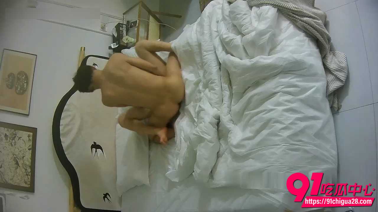 多彩公寓里年轻小美女迷上69姿势5