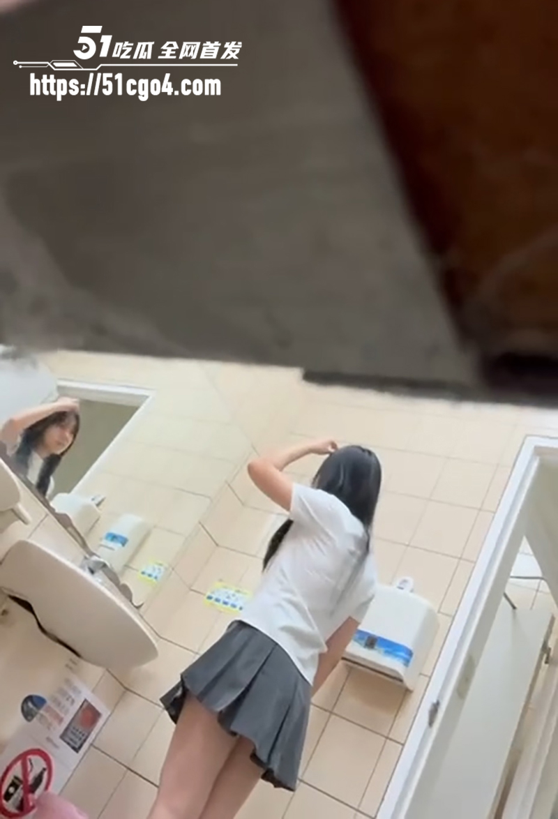 台湾校园女厕偷拍学生妹蹲坑放尿 2 拷贝