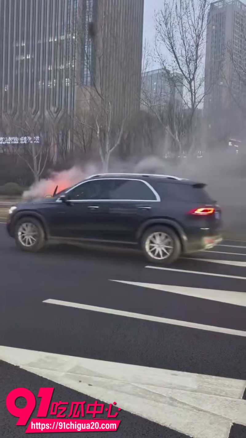 济南历下区经十路汽车突然着火5