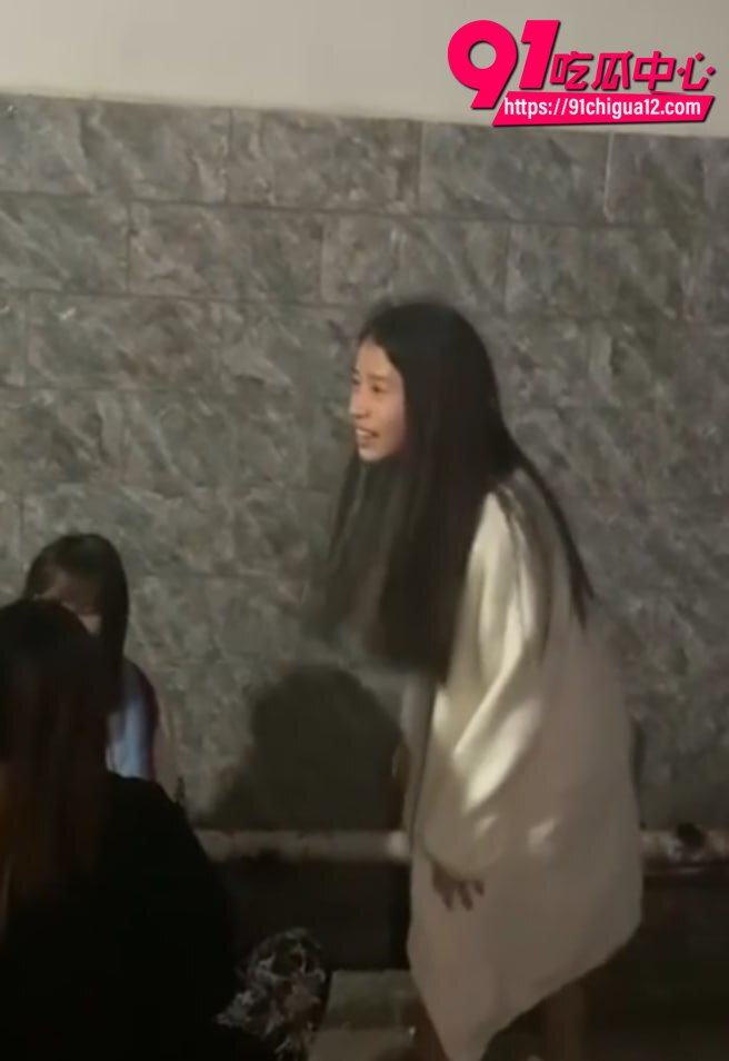 河南高中少女巷子惨遭围殴 多名精神小妹连环耳光狂扇逼下跪边打边狂笑太残忍了