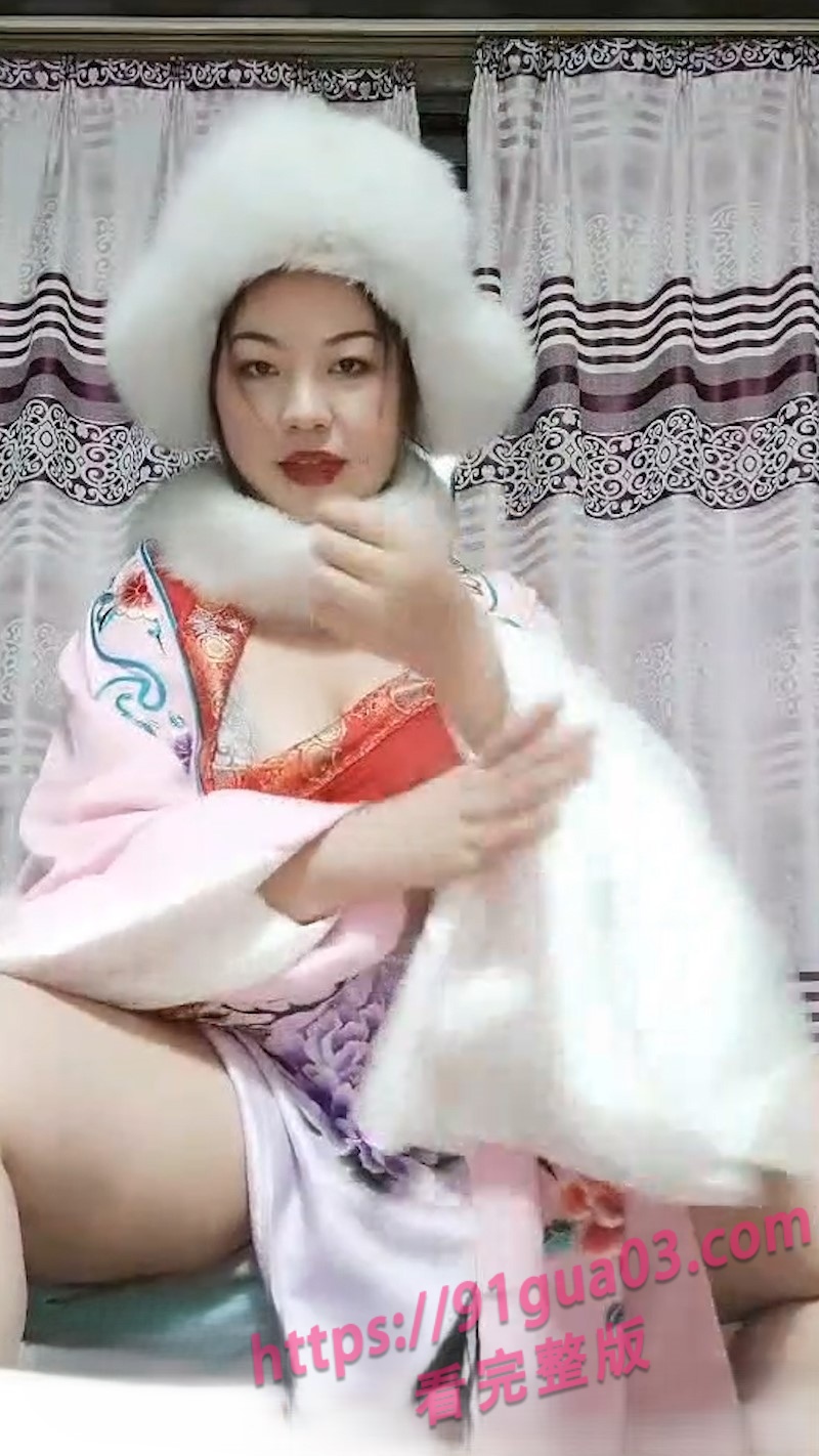 网黄王熙凤化身古典名妓 旗袍开衩挑逗太会玩！ 配图2