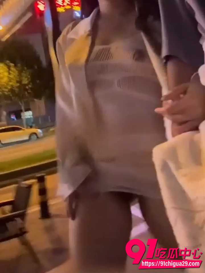 顶级反差婊九头身深夜街头大胆露出2