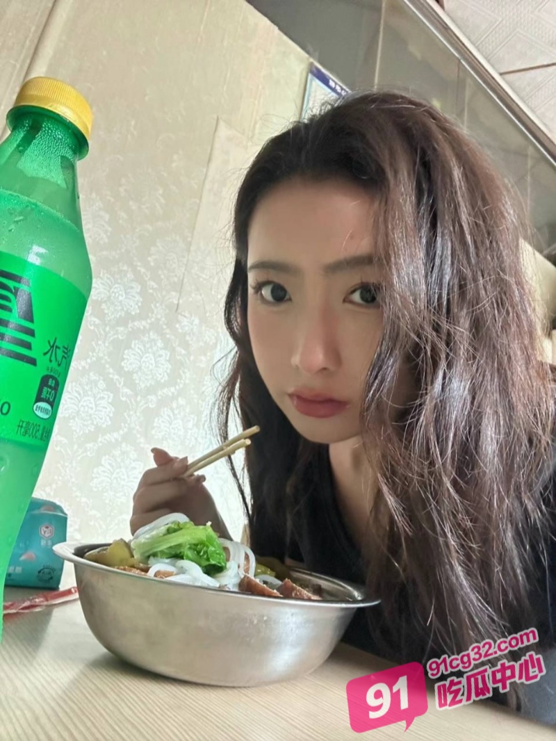 御姐神奶萌超全全裸美图整理 美貌与E奶并存的女神落地窗前对路人大方展示好身材！