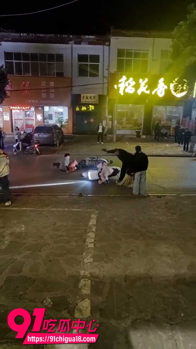 河南平顶山郏县恶性打人事件15岁女孩被成年男子当街暴打8