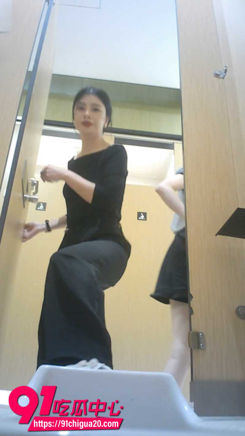 厕拍大神KTV女厕双视角偷拍5