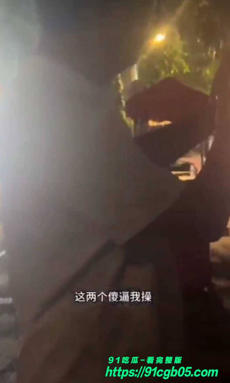 中年油腻大叔酒后街头骚扰女生 口出污言秽语 被女生怼后口出狂言说去香港弄死你