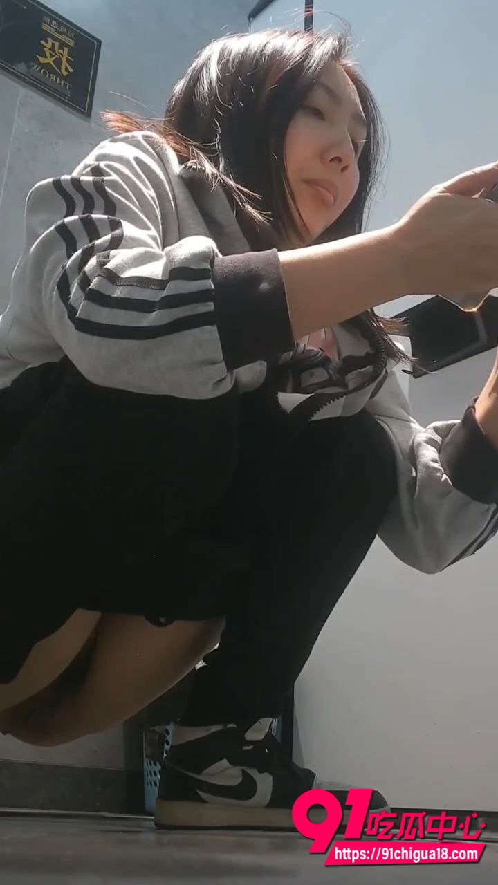 大神商场厕所偷拍合集 高颜值美少妇逼脸同框放尿瞬间人美逼更美
