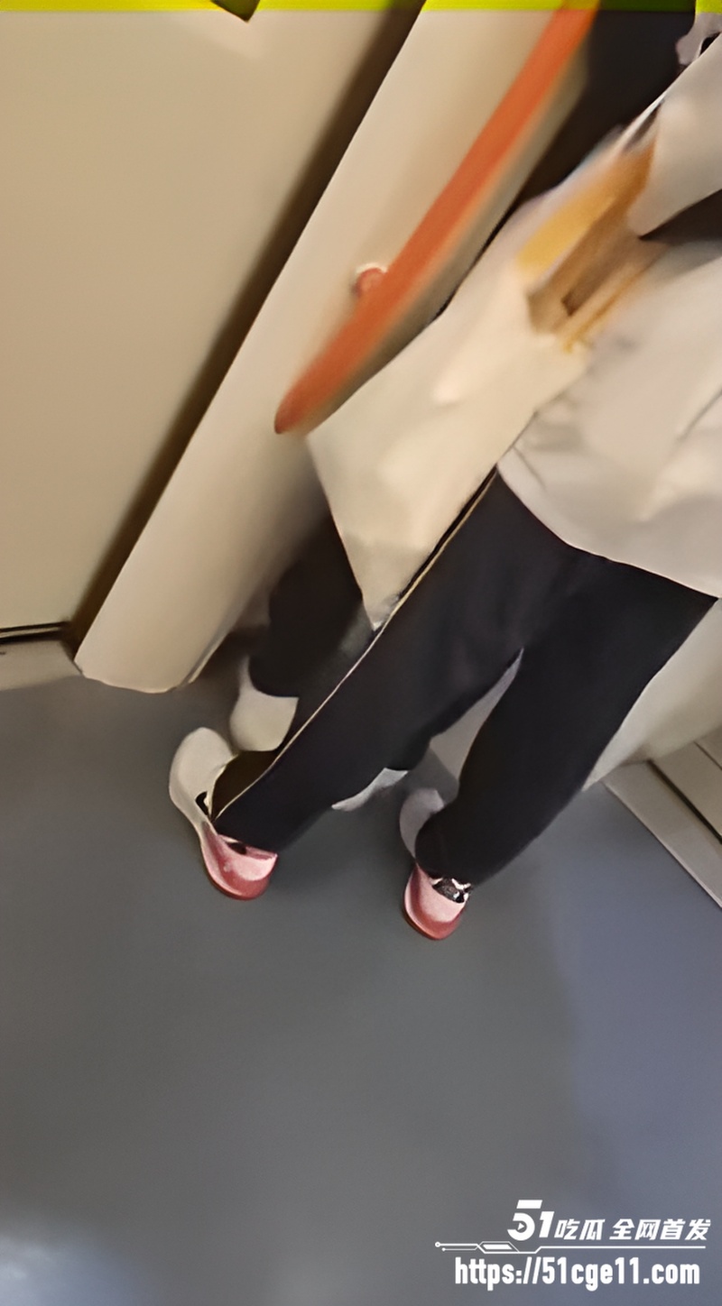 00后小情侣地铁上整活 5