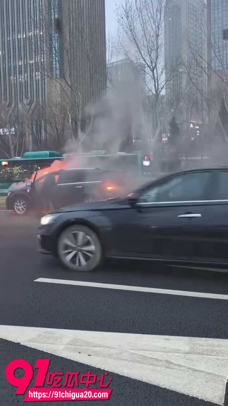 济南历下区路边汽车着火 大火越烧越旺 但是司机仍在车内找东西