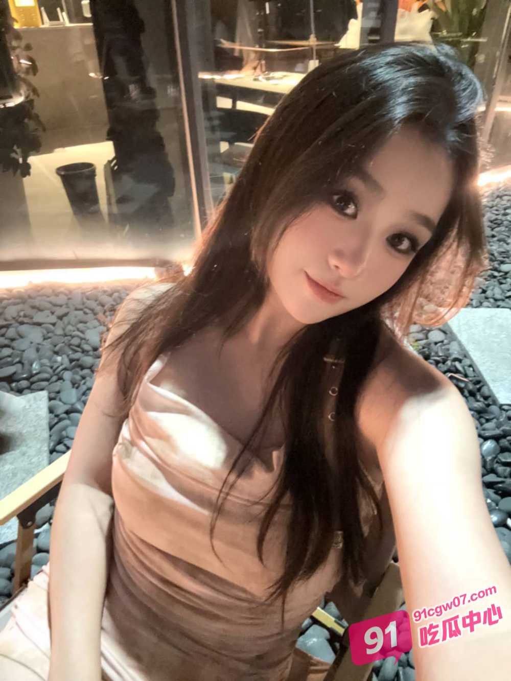 福州初中女老师 马丽娟 反差感爆棚在家中与光头情人口爆做爱啪啪～ 配图3