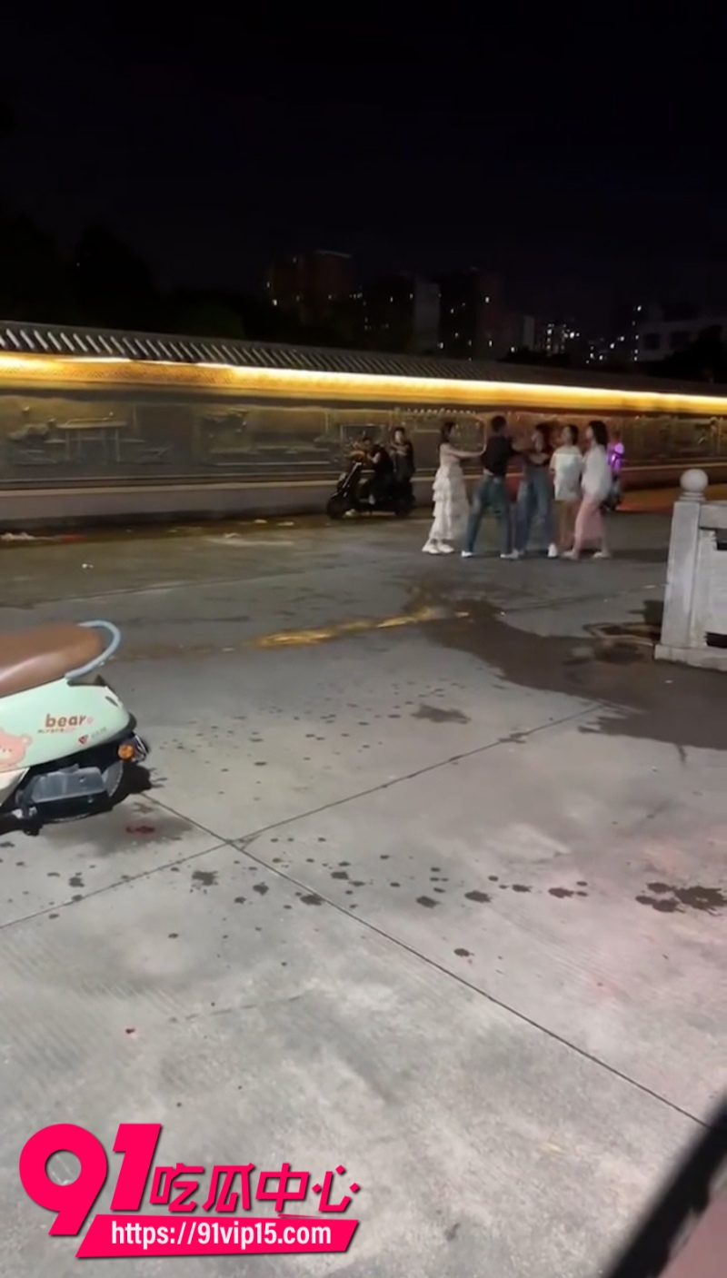 大哥跟小仙女发生冲突直接当街一打四画面异常精彩6