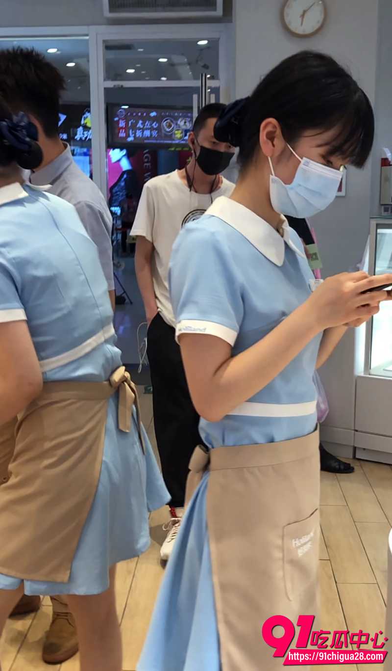 抄底大神偷拍服务员 2 抄底大神偷拍服务员 2