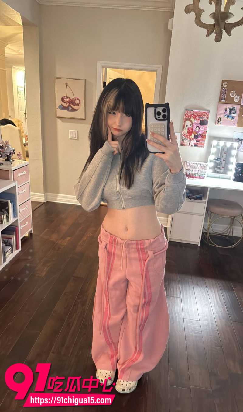 推特小萝莉smeeps 跟金主爸爸约炮激战 粉嫩骚穴都要被玩坏了