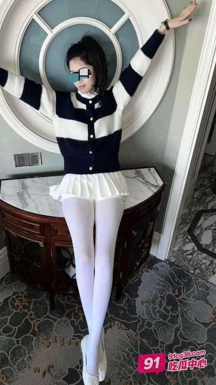 海角父女乱伦~搂着女儿在沙发上做羞羞的事情!