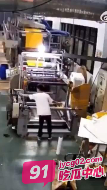 慎入！越南小伙违规操作被卷进机器 短短5秒全身骨头断裂