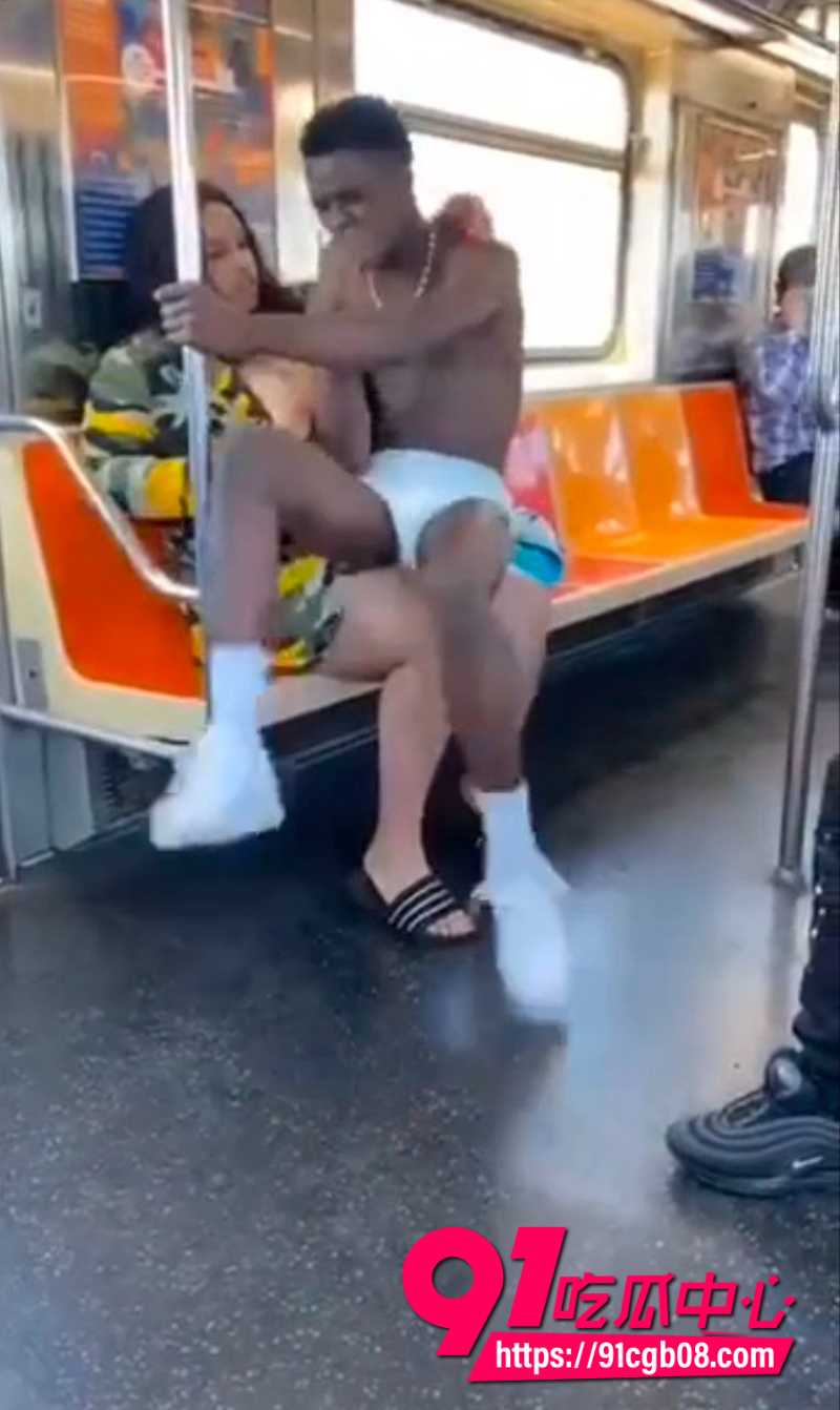 母亲在地铁上给自己二十岁的儿子喂奶5 母亲在地铁上给自己二十岁的儿子喂奶5