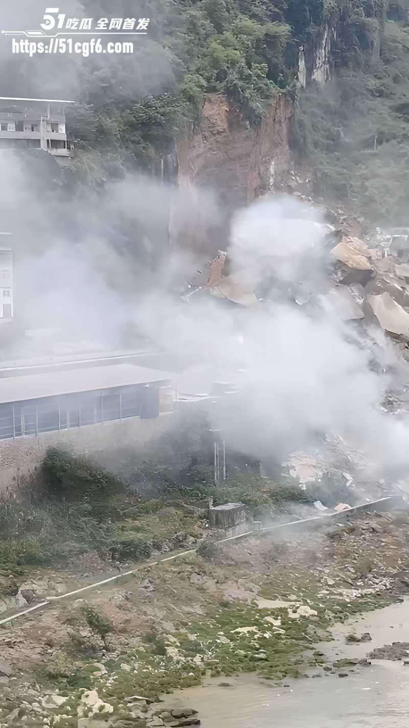 重庆彭水乌江三桥山体垮塌突发! 2 重庆彭水乌江三桥山体垮塌突发! 2