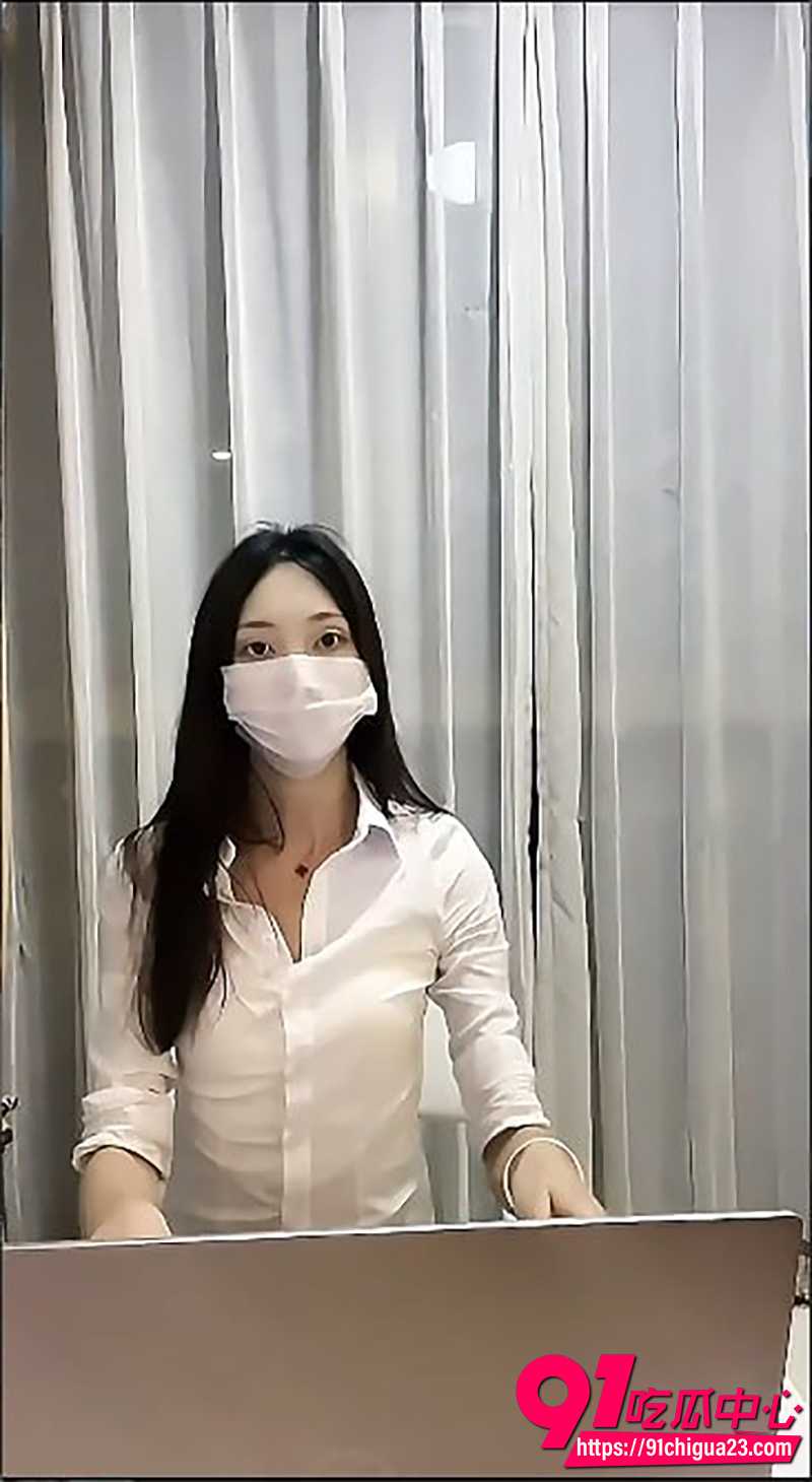 bigo主播小鲸鱼最新福利 化身黑丝OL秘书道具自慰 淫水湿透椅子!