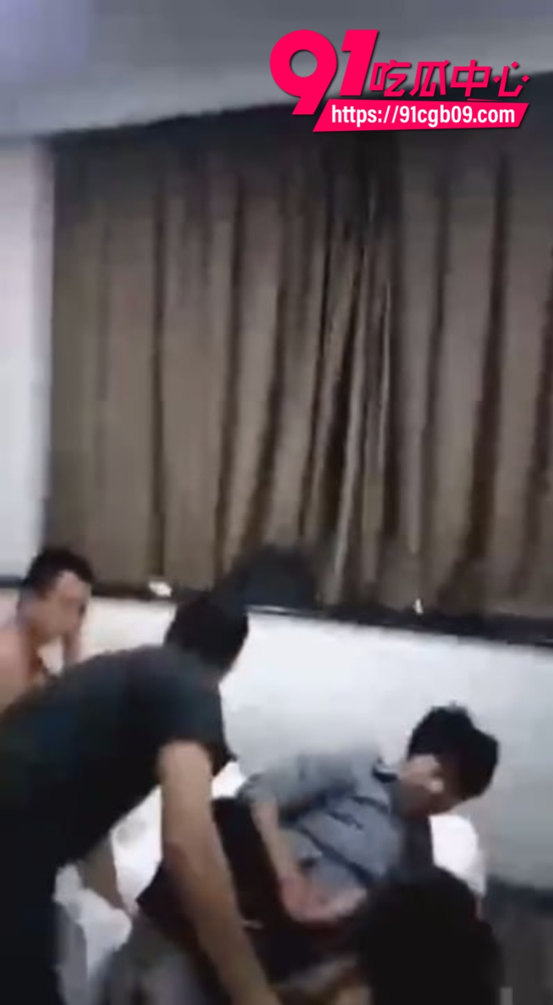 抓奸纯享版一窝人冲进房间暴打男子3