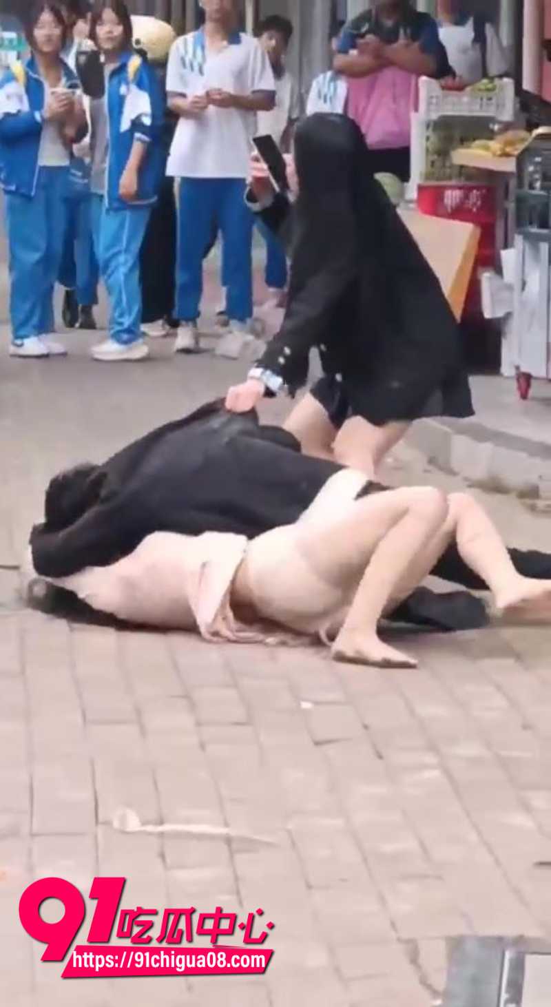 醉酒男子大白天在路边强奸长腿御姐被围观3