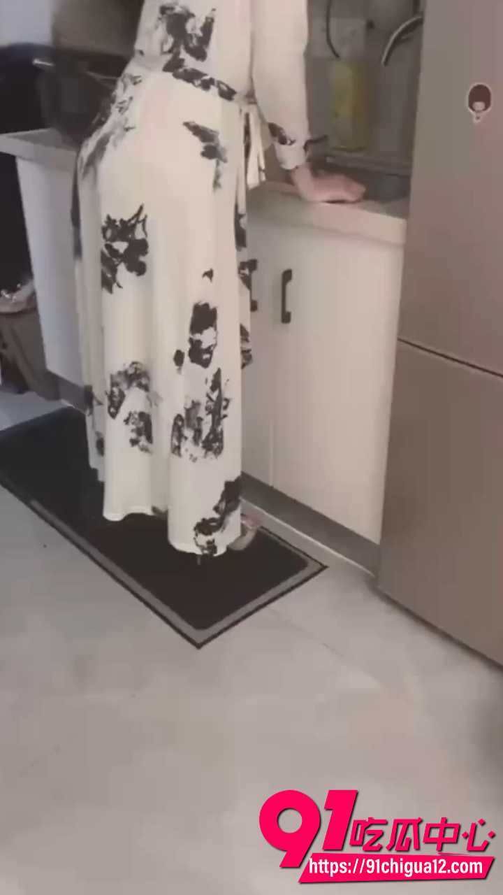 推特极品人妻厨房勾引邻居 黑丝肥臀猛吃大肉棒狂喷高潮