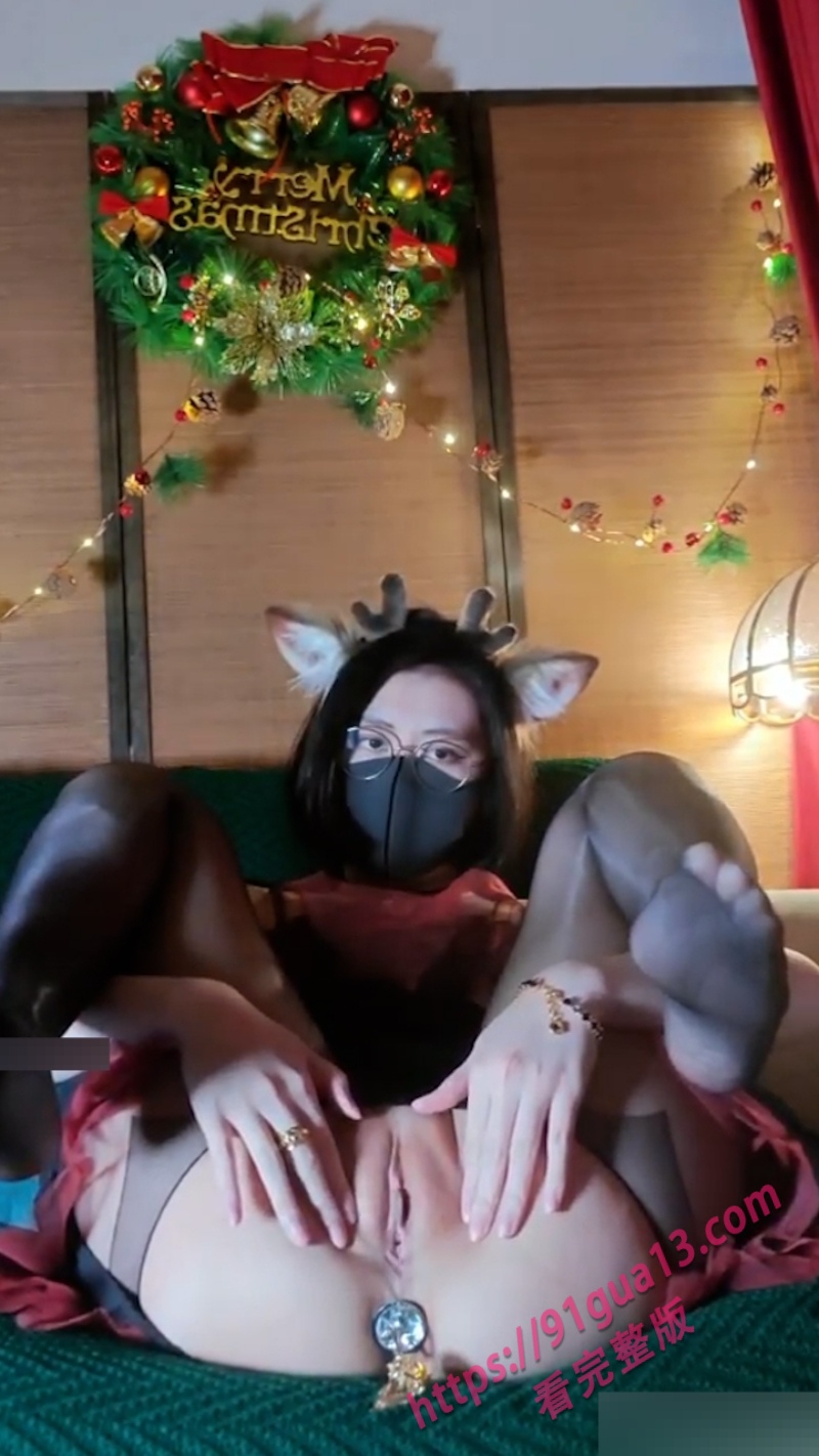 推特网红奶咪Naimi圣诞合集 肛塞阳具自慰尽显妩媚 配图3