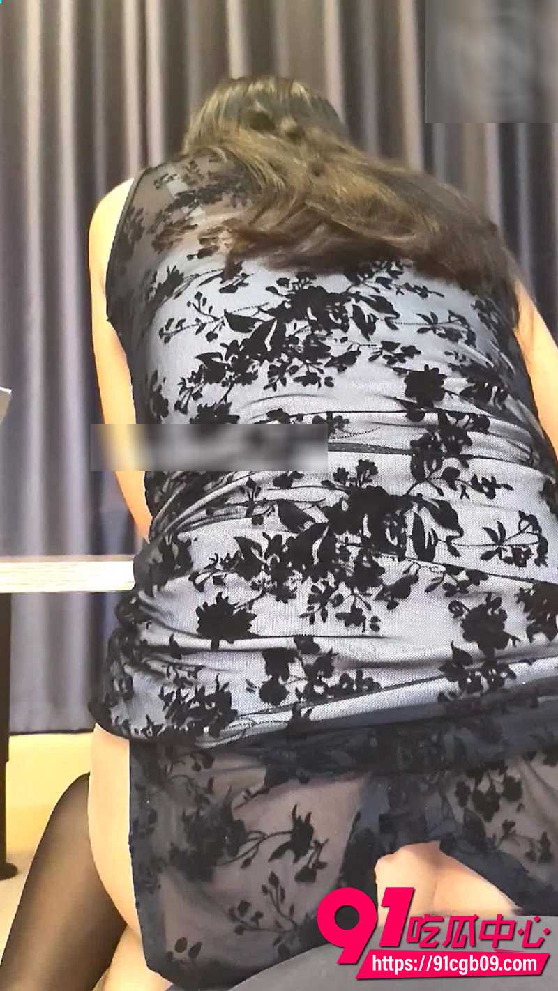 海角母子乱伦 骚妈边嗑瓜子边撩儿子下体 那只好狠狠的满足骚妈了！