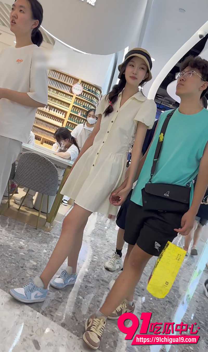 大神KFC抄底尾随清纯双马尾嫩妹 淡紫内裤勒肉精准捕捉!