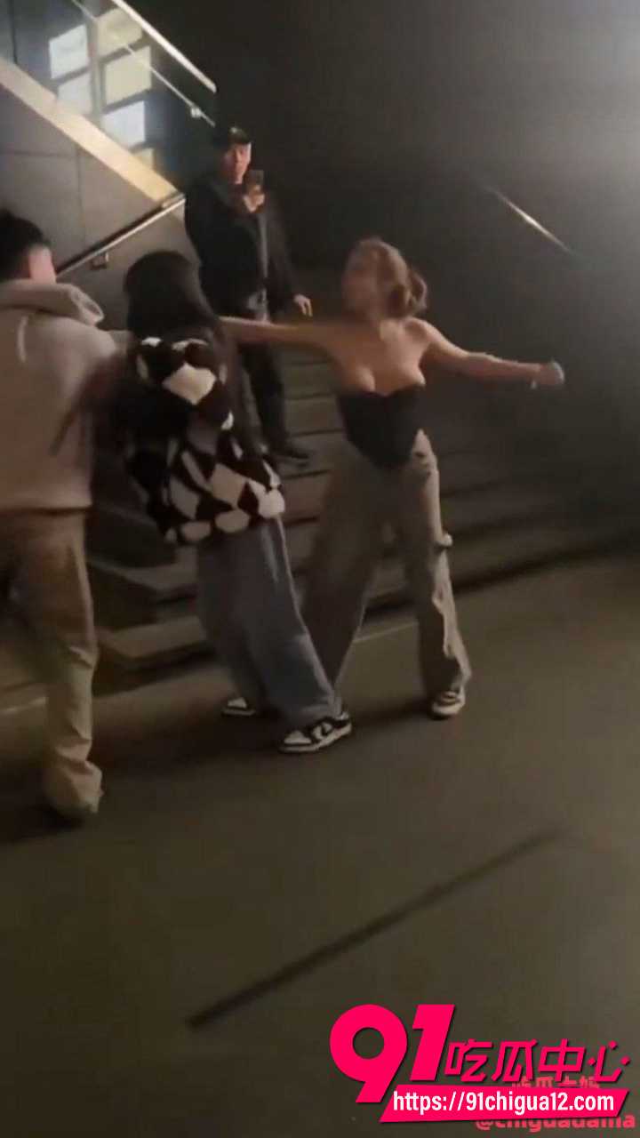 街头激战大胸妹被男子抓奶龙爪手直接放倒4 街头激战大胸妹被男子抓奶龙爪手直接放倒4