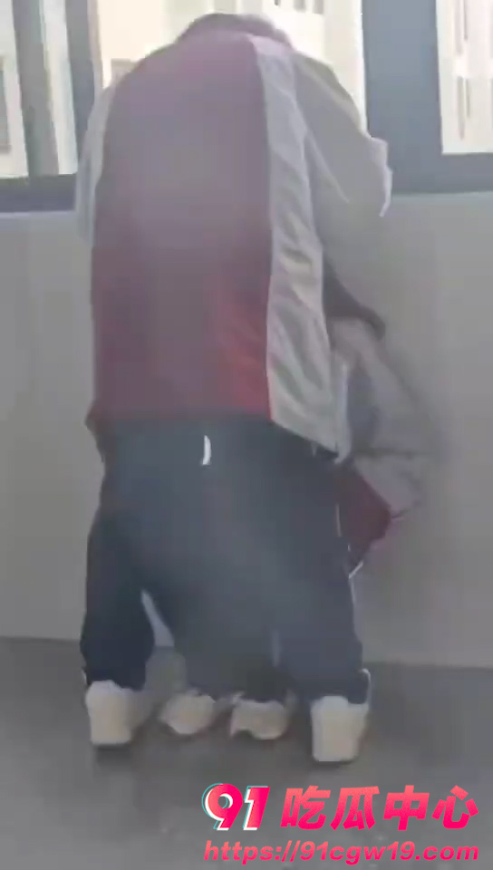 淮阴中专教室走廊口爆事件～长江后浪推前浪 一浪更比一浪强！