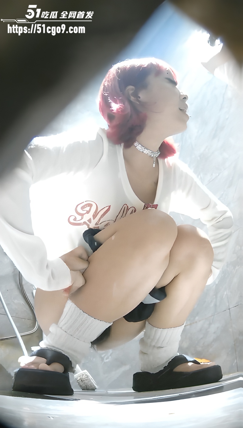 酒吧女厕全景偷拍 6 酒吧女厕全景偷拍 6