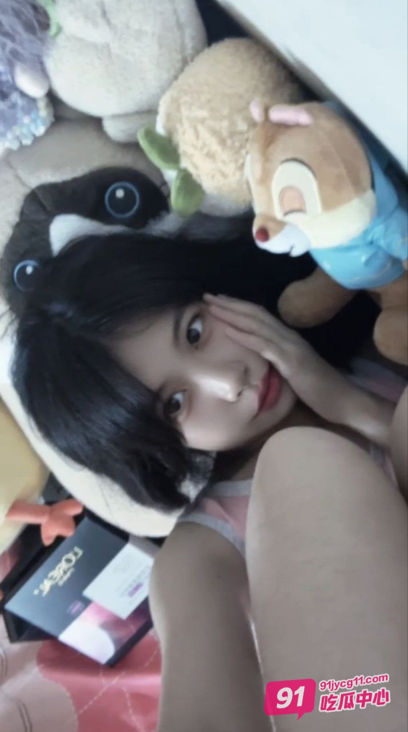 荆州嫩妹李亚萍 长相甜美文静 私下喜欢各种抠逼自拍！