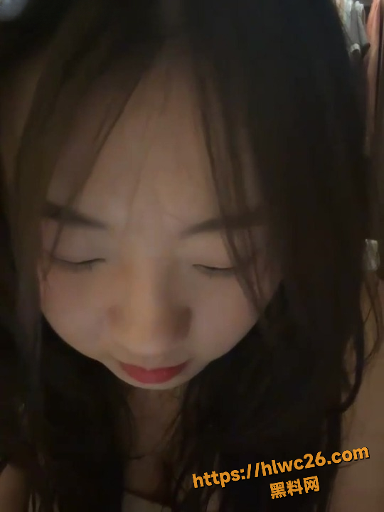 娃娃脸巨乳美女 Olivia 楼梯间自慰喷水 极致反差太骚太刺激