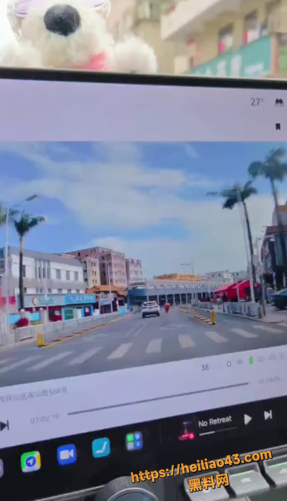 外卖小哥不服轿车别车直接开干 后车行车记录仪录下互殴全过程！