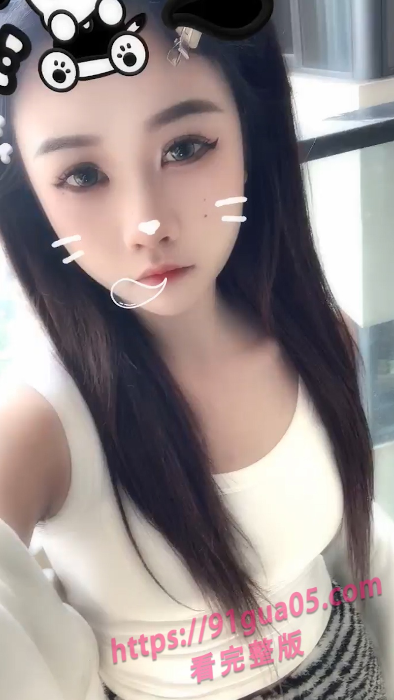 抖音网红大龙卷师车内自慰 一根胡萝卜都能满足性欲～ 配图2